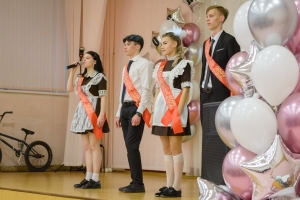 Поздравил с Последним звонком учеников школы №77