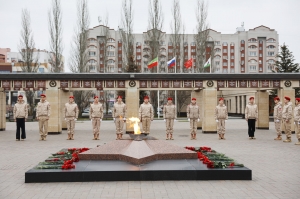 Возложили цветы к Вечному огню Мемориала памяти Героям Великой Отечественной войны и памятному камню на месте строительства будущего мемориала участникам спецоперации в Парке Победы в Казани