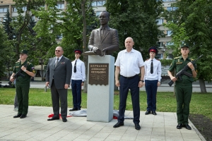 В сквере на улице Славы сегодня открыт монумент Александру Евгеньевичу Щербакову и презентована посвященная ему книга
