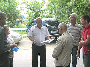 Выездное совещание в районе многоквартирного жилого дома № 1 по ул. Толстого