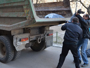 Депутат помог с вывозом мусора на улице Каракозова