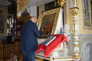 В канун Светлой Пасхи посетил Покровский архиерейский собор и поклонился Святой Плащанице