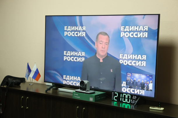 Принял участие в совещании по подведению итогов предварительного голосования «Единой России» в режиме ВКС