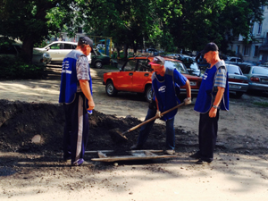 Во дворе домов на улице Бакунина привели в порядок территорию