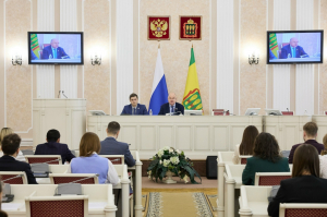 Молодежный парламент при Законодательном Собрании региона, представляющий интересы молодежи, активно участвует в законотворческом процессе и формирует конструктивные предложения для улучшения жизни земляков