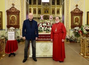 Посетил Покровский архиерейский собор и поклонился Святой Плащанице