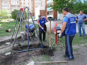 На улице Чаадаева появились качели