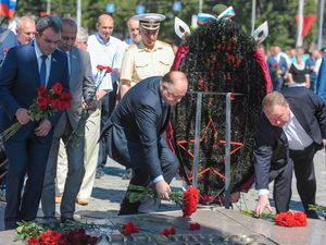 Вадим Супиков возложил цветы к Вечному огню в День памяти и скорби 