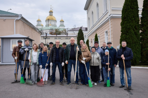 Совместно с аппаратом регионального парламента присоединился к общегородскому субботнику