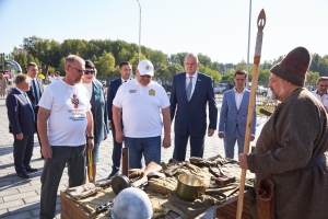 Принял участие в торжественной линейке, посвященной началу учебного года, в новой школе № 80 им. В.К. Бочкарева