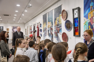 Перед началом пленарного заседания посетили выставку «Широка страна моя родная!»