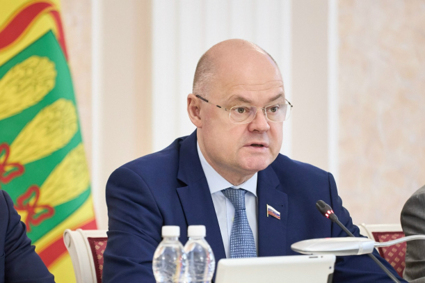 Решение о проведении внеочередной сессии было принято в связи с необходимостью оперативного урегулирования ряда вопросов
