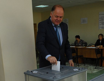 Вадим Супиков проголосовал на избирательном участке № 146 в колледже искусств