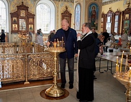 Накануне Светлой Пасхи посетил Покровский архиерейский собор в Пензе, поклонился Святой Плащанице, символу страданий Иисуса Христа