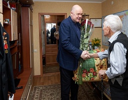 поздравил Алексея Григорьевича Селиванова – ветерана Великой Отечественной войны с 80-летием Великой Победы нашего народа над фашистскими захватчиками