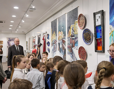 Перед началом пленарного заседания посетили выставку «Широка страна моя родная!»