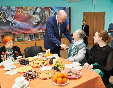 Встретился с ветеранами, проживающими в Железнодорожном районе города Пензы и вручил им юбилейные медали «80 лет Победы в Великой Отечественной войне 1941 – 1945 гг.», учреждённые Указом Президента РФ Владимира Владимировича Путина