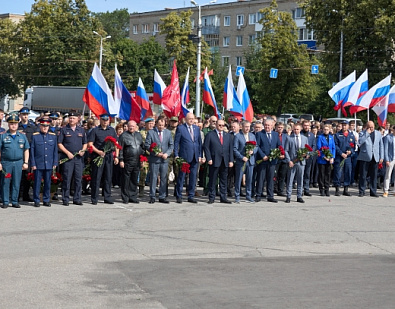 В знак уважения к подвигу героев Великой Отечественной войны, в память о миллионах погибших мирных жителях возложили цветы к Вечному огню у Монумента воинской и трудовой Славы пензенцев