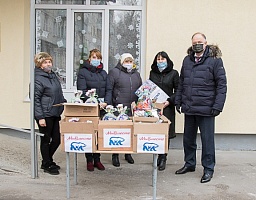 Вадим Супиков передал новогодние подарки для детей из многодетных и малообеспеченных детей