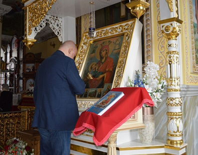 В канун Светлой Пасхи посетил Покровский архиерейский собор и поклонился Святой Плащанице