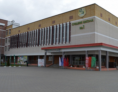 Посетили школу, где обучается почти 2 тыс. учеников в 71 классе