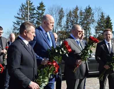 Посетили мемориальный комплекс «Буйничское поле» и возложили цветы к мемориальной часовне