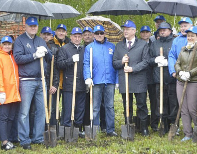 Единороссы вместе с губернатором провели акцию «Аллея Победы»