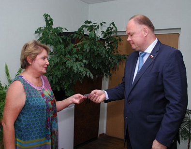 Вадиму Супикову вручено удостоверение кандидата в депутаты регионального парламента 