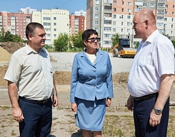 Ознакомился с ходом строительства спортивной площадки по проекту "Газпром - детям"