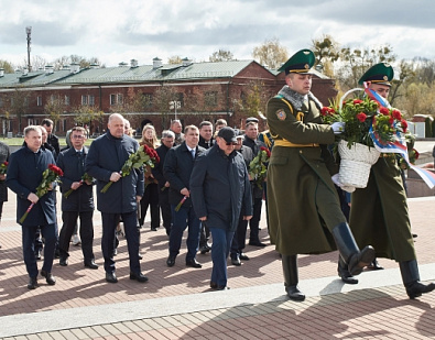 Возложили цветы к Вечному огню Мемориального комплекса «Брестская крепость-герой»