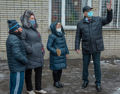 В первом округе проведены работы по спилу аварийного дерева