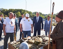 Принял участие в торжественной линейке, посвященной началу учебного года, в новой школе № 80 им. В.К. Бочкарева