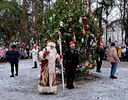 Вадим Супиков помог организовать новогодние представления в своем избирательном округе