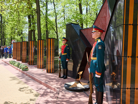 В парке «Патриот» прошла торжественная церемония, посвящённая 81-й годовщине Победы в Великой Отечественной войне. Очень важно помнить и чтить тех, кто сражался за нашу Родину.  Возложили цветы к Вечному огню в память о ветеранах Пензенского артиллерийско