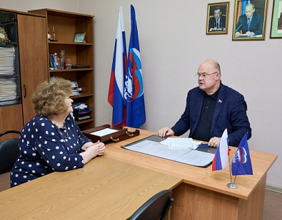 Личный прием граждан, в рамках которого рассмотрено 12 обращений, затрагивающие социальные и жилищно - коммунальные вопросы