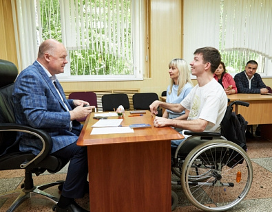 Провел прием граждан в общественной приемной