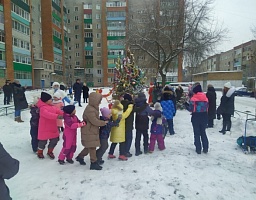 Вадим Супиков организовал  новогодние представления во дворах