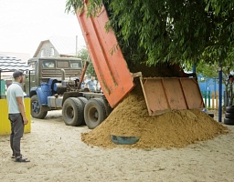 Вадим Супиков доставил песок на детскую площадку