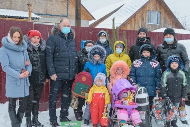 Многодетную семью поздравили с Новым годом