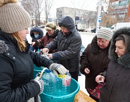 Жители Железнодорожного района поблагодарили Вадима Супикова за раздачу освященной воды