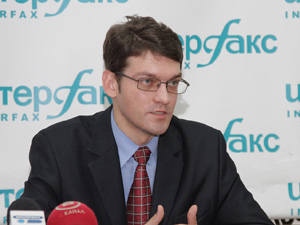 Окружная избирательная комиссия вручила удостоверение депутата Вадиму Супикову