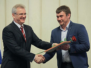 Глава региона вручил пензенским семьям свидетельства на приобретение жилья