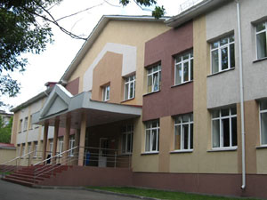 В одиночку школа не выживет, ей просто необходима любая помощь