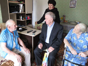 Малоимущих инвалидов района поздравили с 70-летием Победы