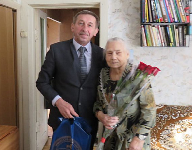 Жительница избирательного округа № 1 принимает поздравления с юбилеем